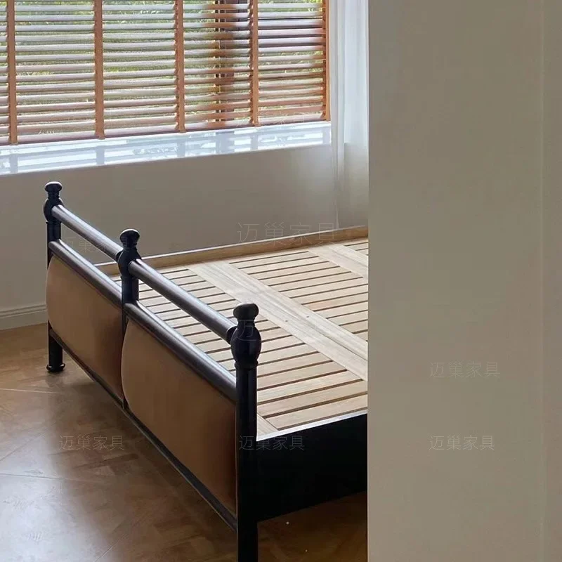 Cama de madeira maciça preta