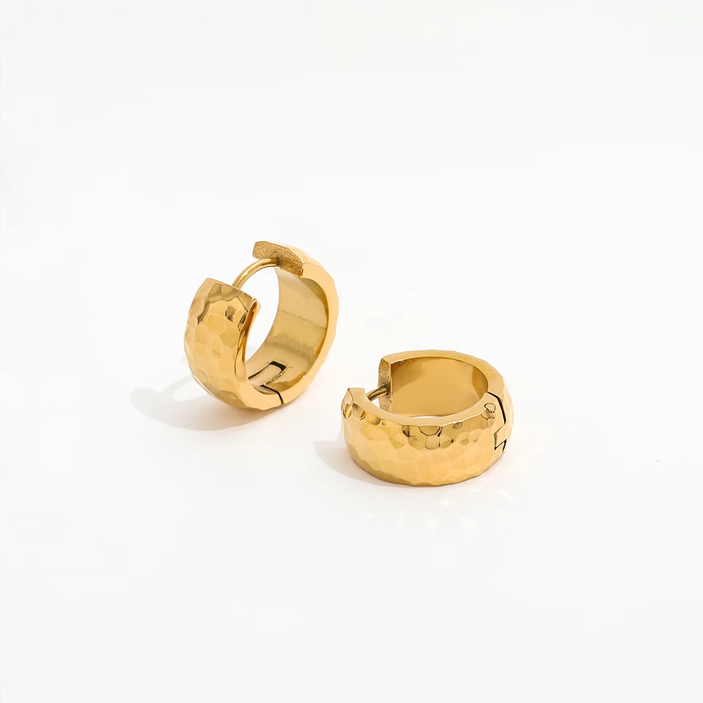 

Joolim Jewelry High End PVD Wholesale Tarnish Free Drop Shipping Supplier Dainty Meteor Crater Malleolar Stria Huggie Earring