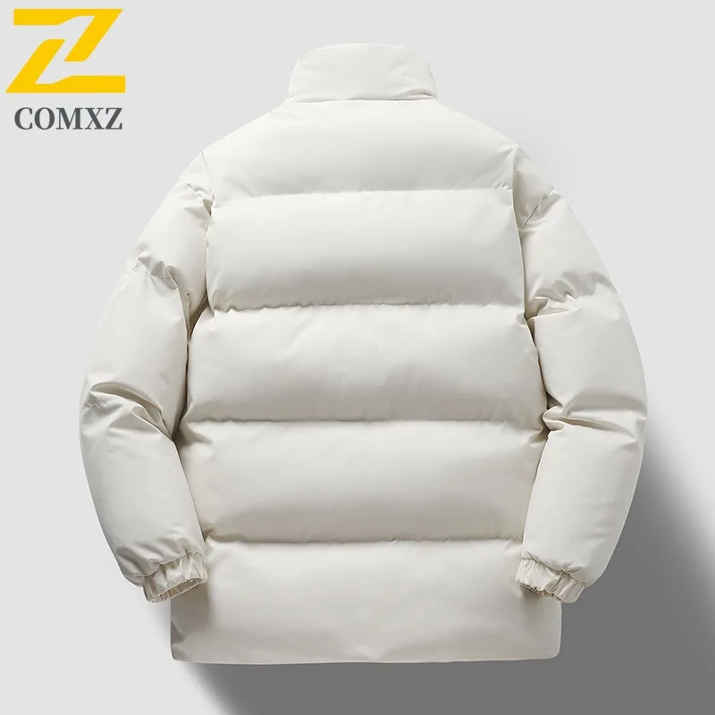 เสื้อแจ็คเก็ตพัฟเฟอร์ผู้ชาย COMXZ 2025 ไซส์ใหญ่ เสื้อโค้ทบุผ้าอุ่น พิมพ์ลายปักหนา บุฉนวนหนา สำหรับฤดูใบไม้ร่วงและฤดูหนาว รุ่นใหม่ล่าสุด