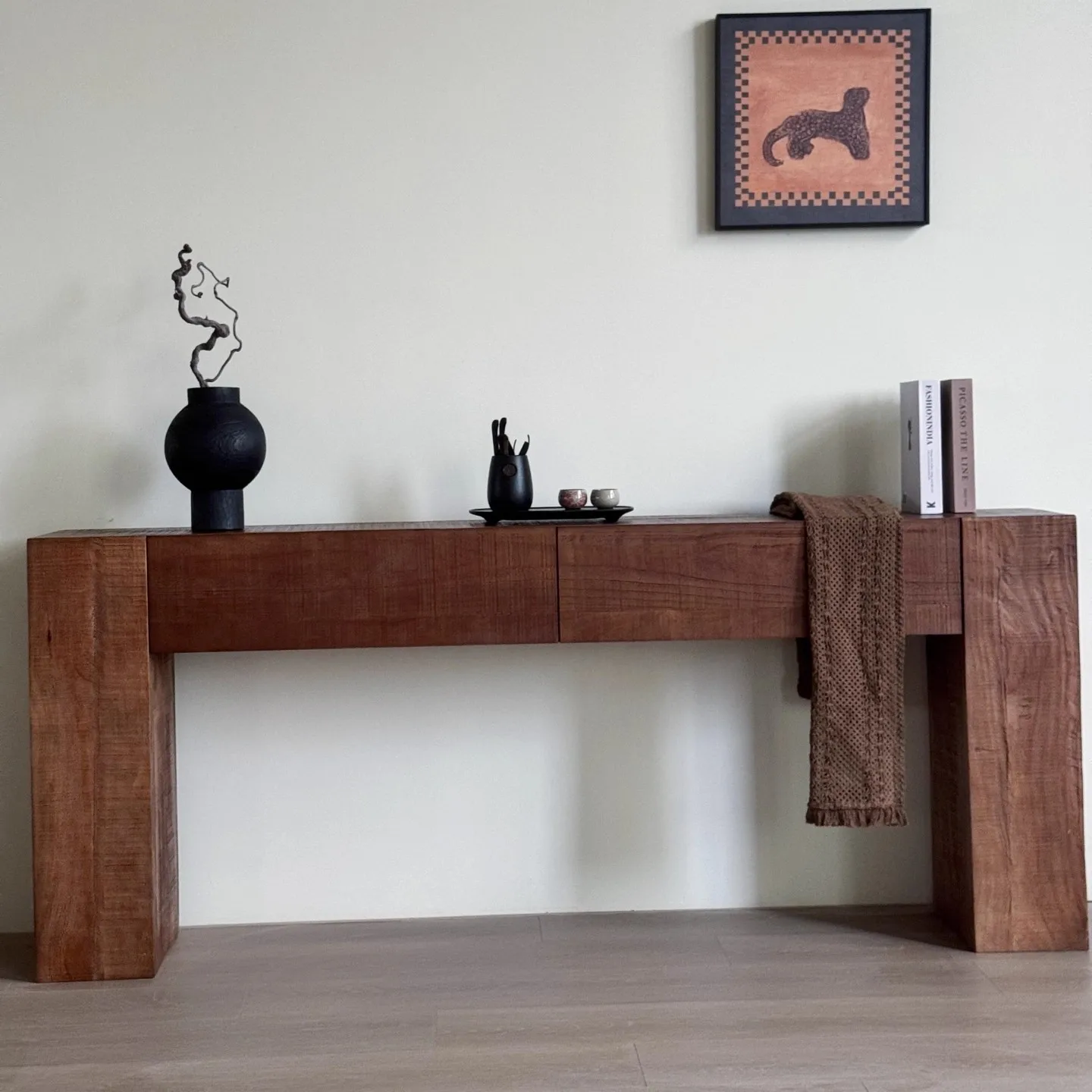 Mesa de entrada de madera maciza Wabi Sandy Wind, mesa auxiliar de diseño para alojamiento rural con almacenamiento en la pared, mesa de exhibición y almacenamiento para barra de entrada