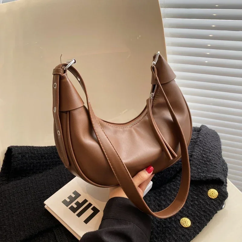 

Versatile Crossbody Dumpling Bag for Women 2024 New High-end Horn Bag with Niche Design for Commuting Single Shoulder Armpit Sac