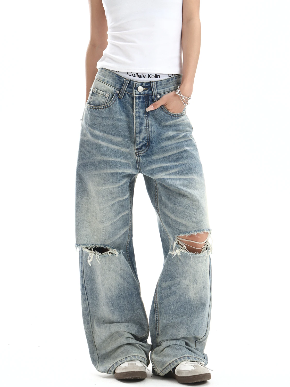 Calças Jeans Retrô Americanas Lavadas com Efeito Rasgado, Design Moderno, Perna Reta e Larga, Cintura Média, Fechamento com Z...