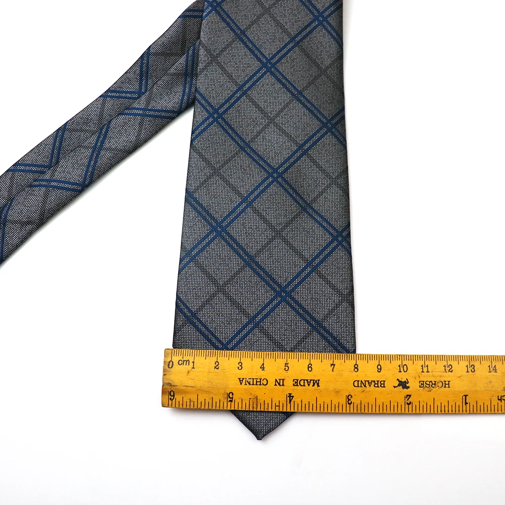 2025 Новый дизайн шелковых галстуков для мужчин и взрослых Роскошные клетчатые серые темно-синие галстуки Деловой костюм для свадебной вечеринки Аксессуары 8 см Краватка