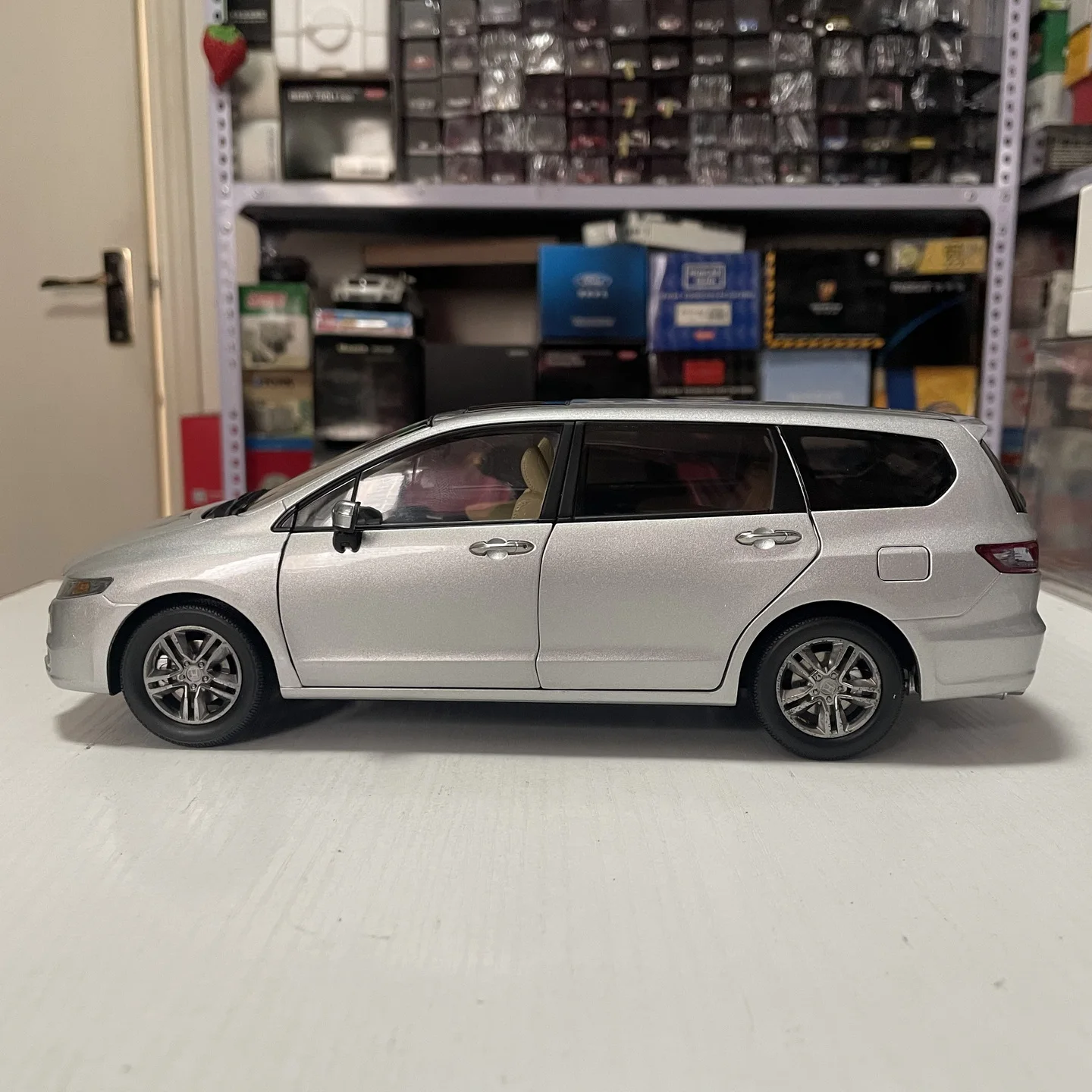 مقياس 1:18 مصنوع من خليط معدني 2009 فضي هوندا أوديسي RB3 ألعاب سيارات نموذج كلاسيكيات الحنين هدايا للكبار عرض تذكاري ثابت