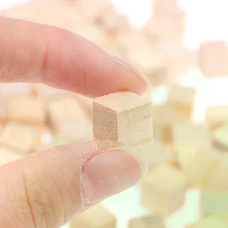 100 Stück unvollendete leere Mini-DIY-Holzquadratblöcke, 1 cm, solide Würfel aus Holz für Holzarbeiten, Basteln, Kinderspielzeug, Puzzle-Herstellungsmaterial