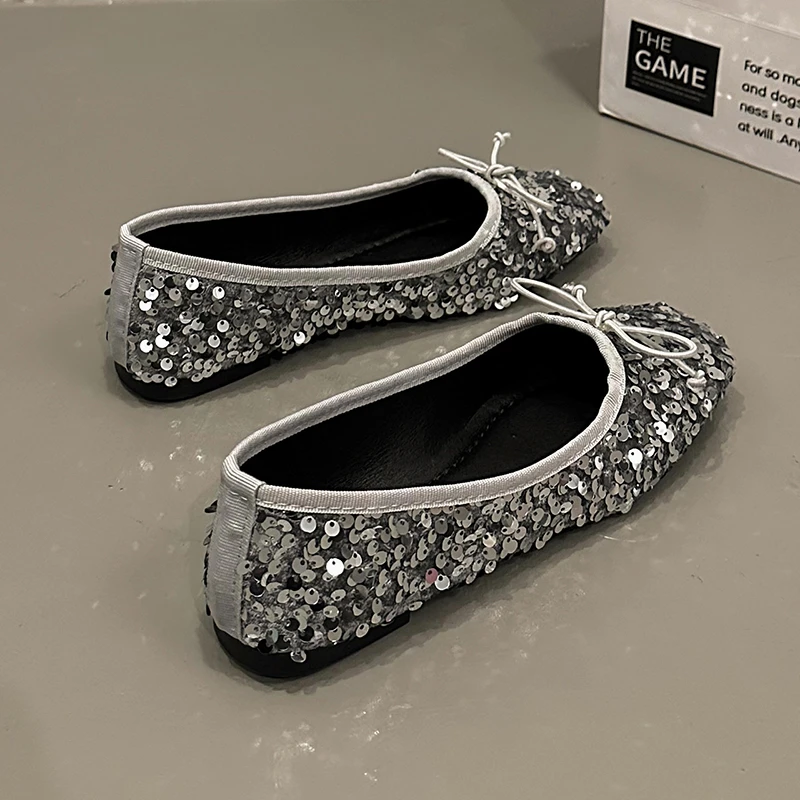 Scarpe basse da donna con bocca poco profonda in argento retrò 2024 nuove scarpe a fagiolo con suola morbida primavera e autunno scarpe Mary Jane