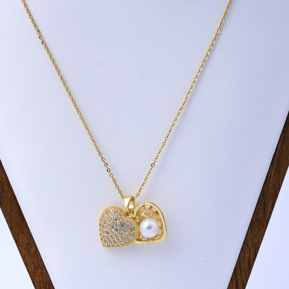 Eleganti gioielli di lusso leggeri: splendida collana con ciondolo a forma di cuore di pesca con decorazione di conchiglie di perle, catena di clavicole selvagge, titanio S