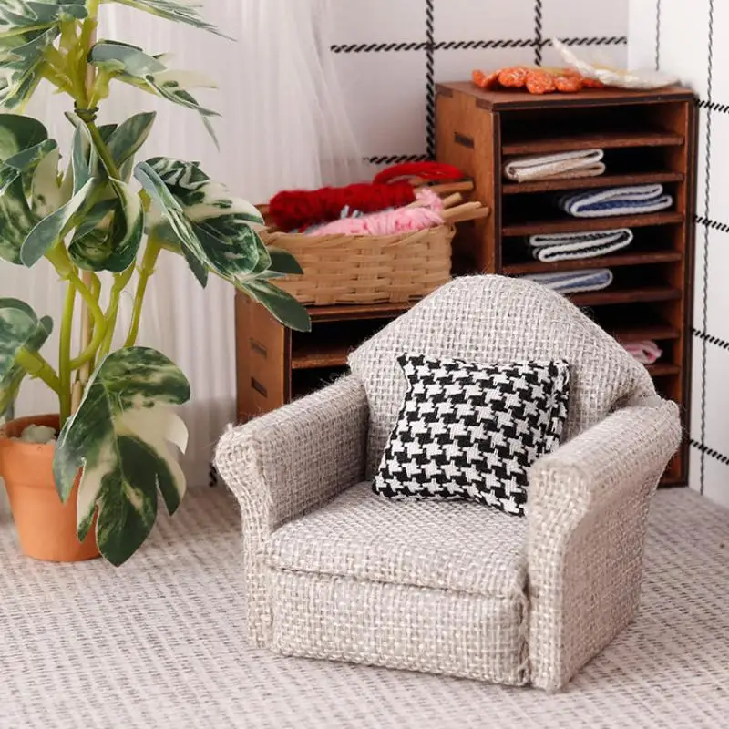 1/12 Miniaturowa sofa z lnu z poduszką do domku dla lalek, model mebli do domku dla lalek, dekoracja sceny domowej, akcesoria