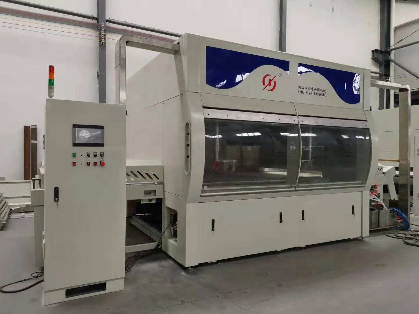 Macchina a spruzzo automatica del sistema di verniciatura per porte in legno CNC per MDF/legno massiccio/mobili