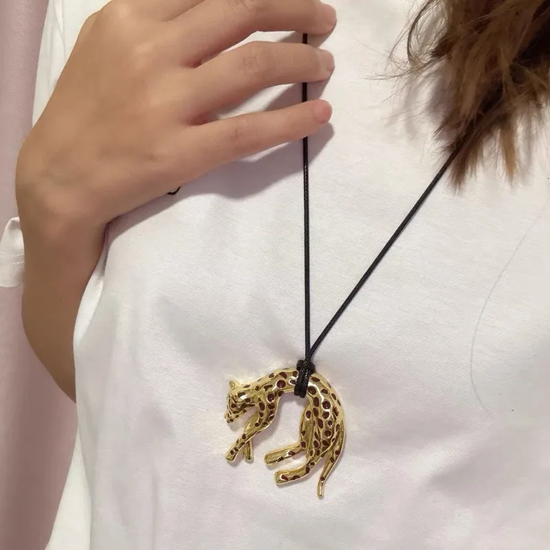Retro Punk Leoparden-Anhänger Halskette für Männer und Frauen Gold Emaille Panter-Charm Halskette mit Schwarzem Seil Statement Halsschmuck – Detail 3