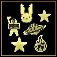 Dijes luminosos para zapatos de PVC, Bad Bunny, sandalias de diseñador, decoraciones superiores, accesorios fluorescentes, planeta, estrellas, hebilla de alfileres de zuecos, 1 Uds.