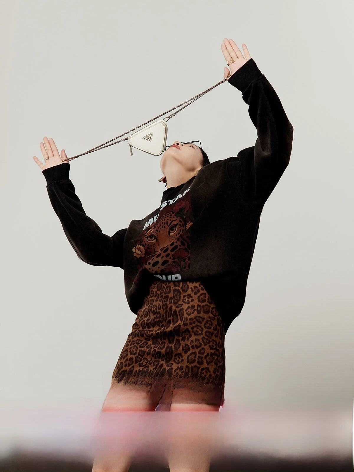 

Женская толстовка с цветочным леопардовым принтом и флисовой подкладкой, черная, с длинными рукавами, круглым вырезом, для повседневной носки, весенняя новинка