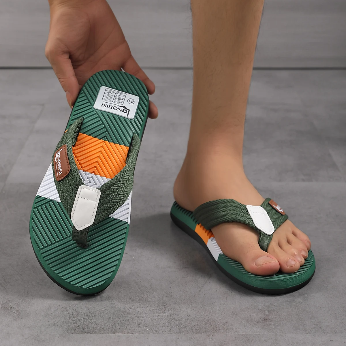 Herren-Flip-Flops, Herren-Sommerschuhe für den Außenbereich und den Strand, Herrenschuhe mit weichen Sohlen und weichen Oberflächen, Rutschfeste Technologie, Trendige Hausschuhe, Neue Leichte Arbeitssandalen, Farbblock-Design – Detail 1