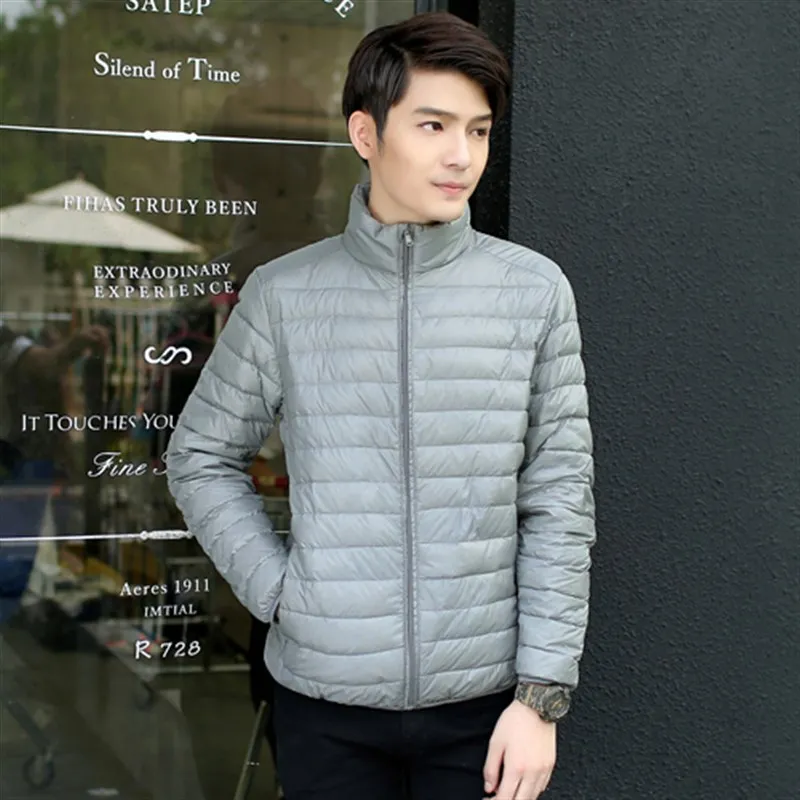 

Ультратонкая мужская демисезонная пуховая куртка, легкая, укороченная, с воротником-стойкой, приталенного кроя, больших размеров, с наполнителем из белого утиного пуха