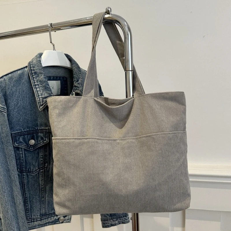 Lässige Cord-Tragetasche mit großem Fassungsvermögen, minimalistischem Design, weicher Stoff, Schultertasche für Damen, ideal für den täglichen Pendlergebrauch. – Detail 3