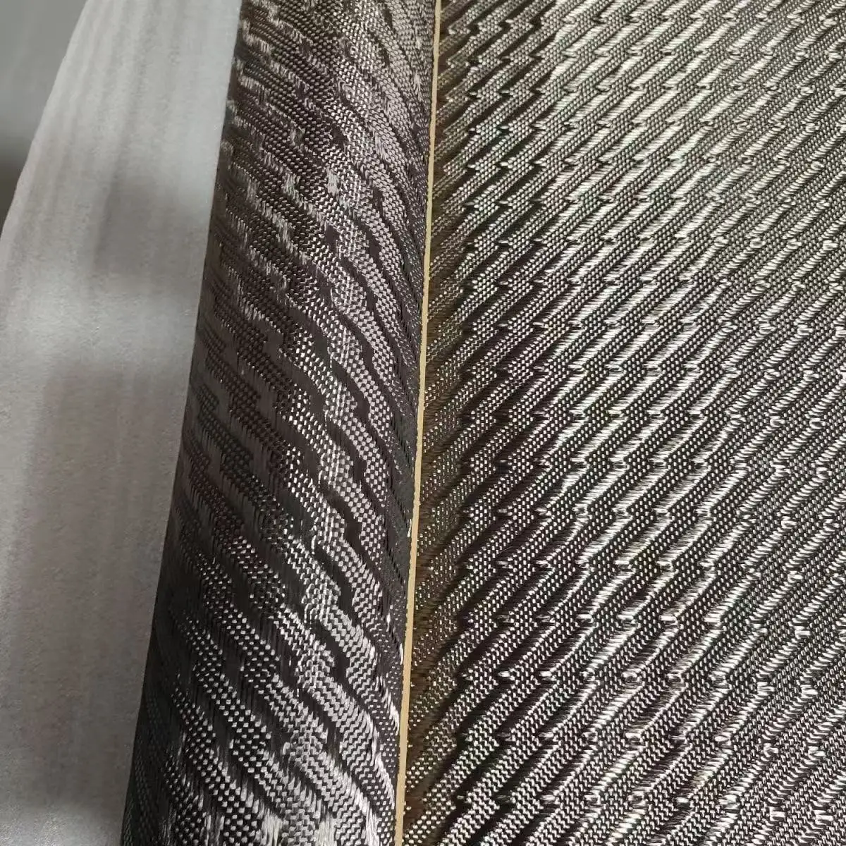

3k240g Genuine carbon fiber lightning wavy pattern carbon fabric for automotive modifications, interior, exterior, and mirrors.