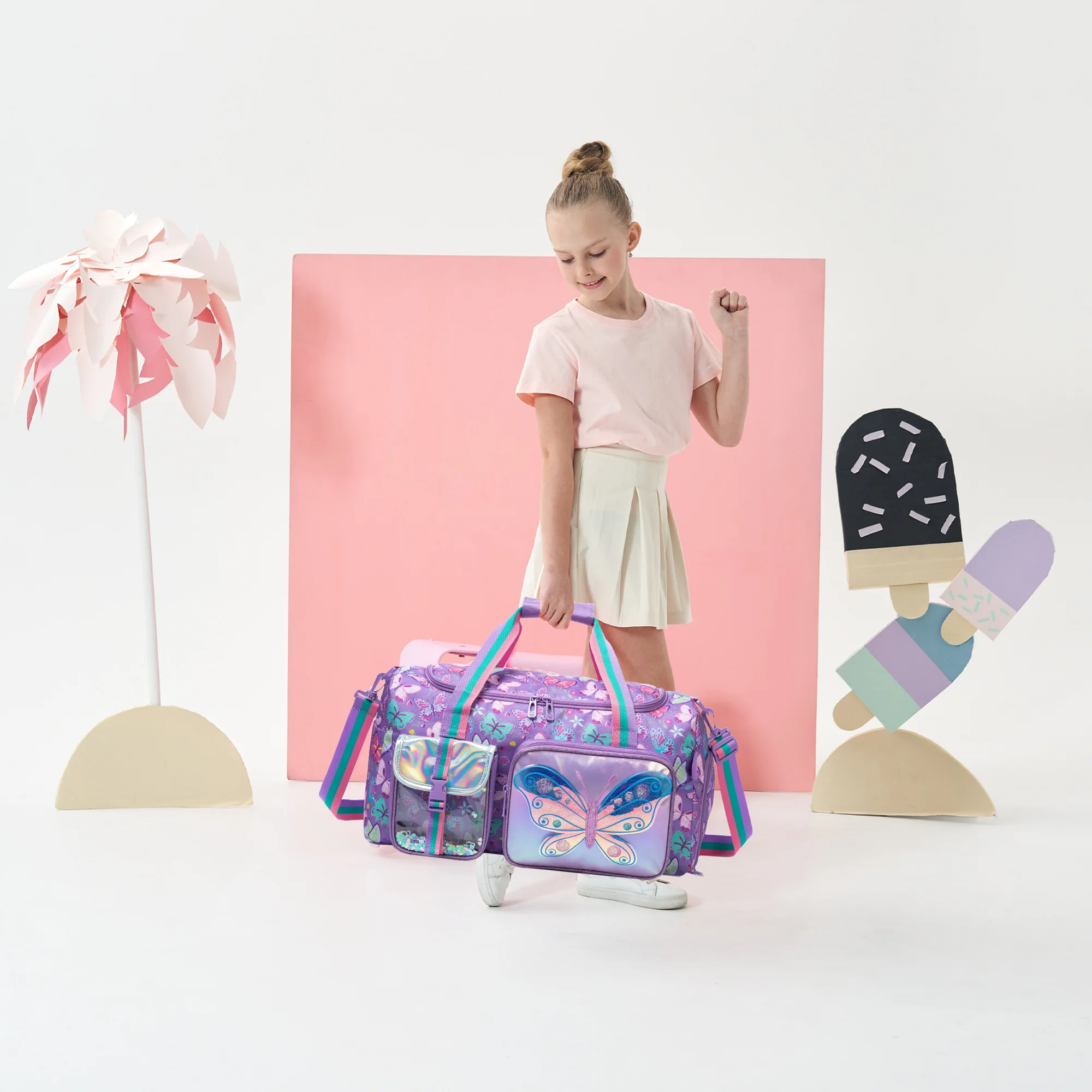 Torba podróżna typu duffle bag, lekka, wodoodporna i pojemna, idealna na wyjazdy do siłowni, z przegrodą na mokre i suche rzeczy oraz wieloma kieszeniami.