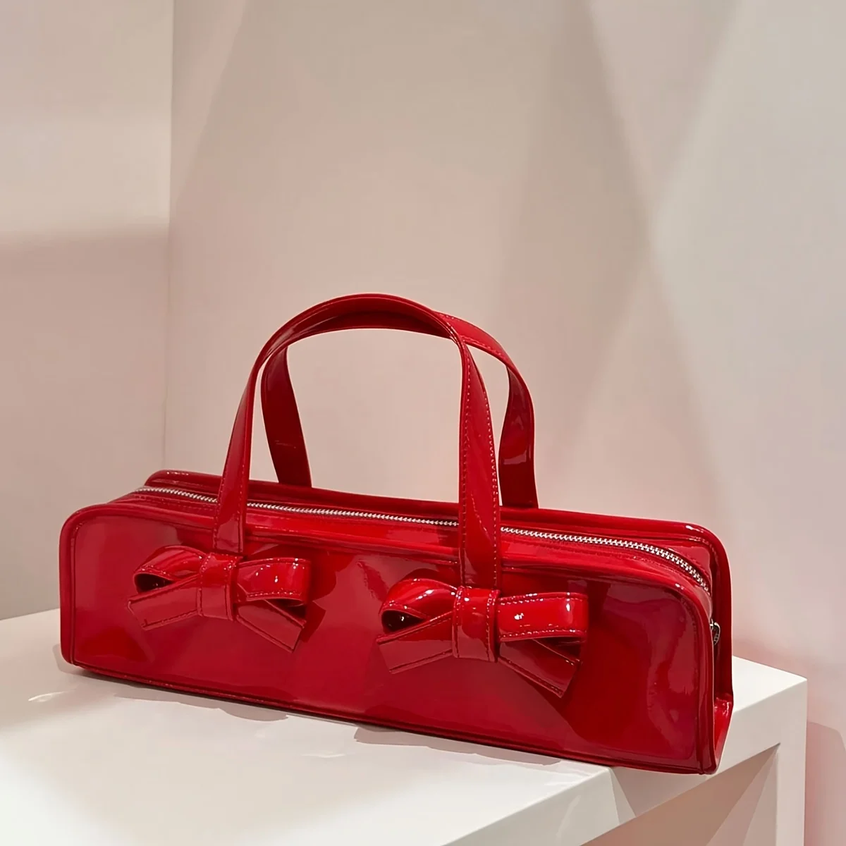 حقيبة حمل عصرية على شكل فيونكة للنساء. أحمر لامع/أسود، كبير وسحاب. مثالية لأي مناسبة. اشتري الآن!