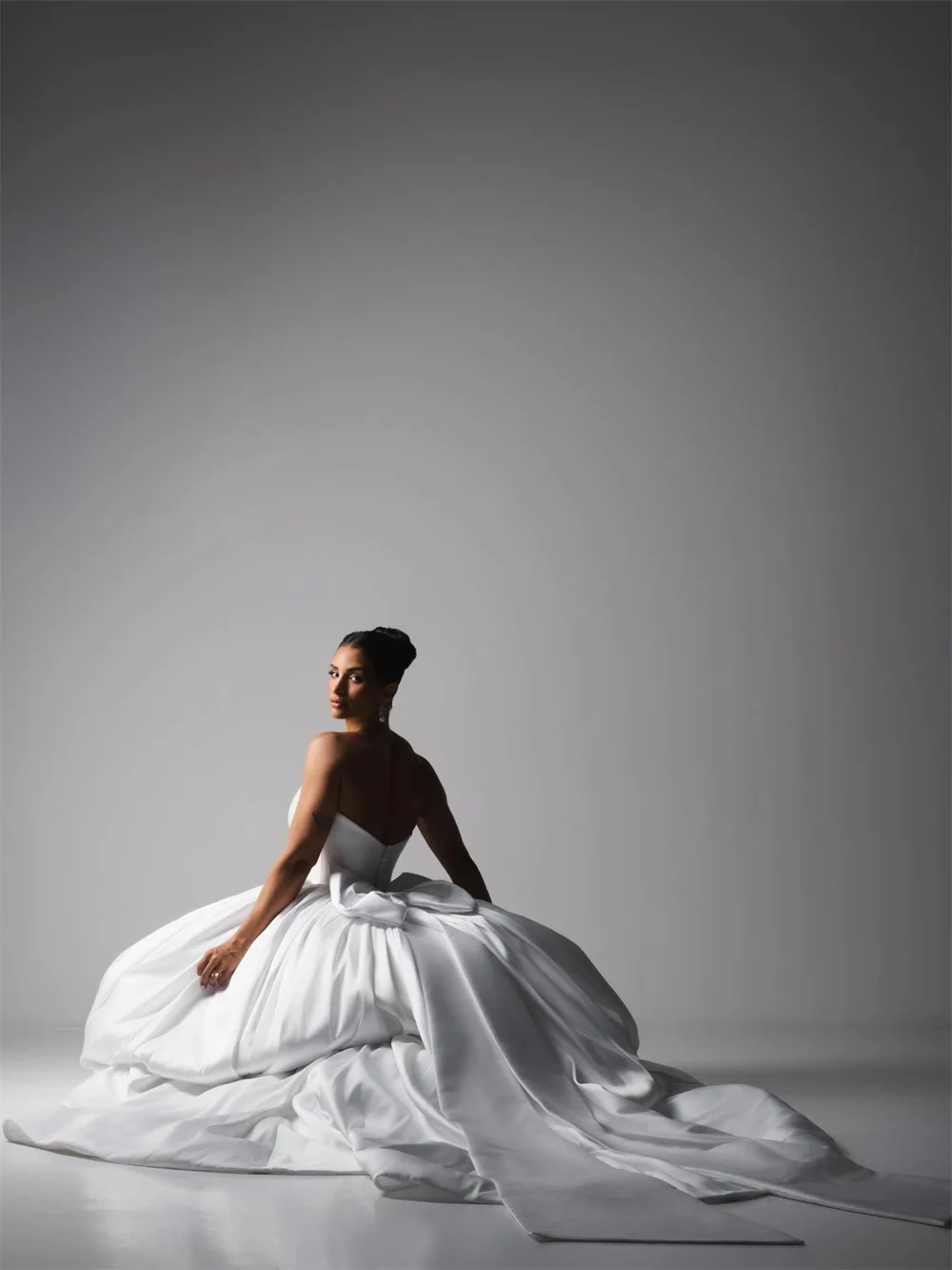 طوكيو مخصص الأبيض الحبيب الرقبة فساتين الزفاف أنيقة بلا أكمام البريدي الخلفي فستان زفاف 2025 الساتان ألف خط ثوب زفاف