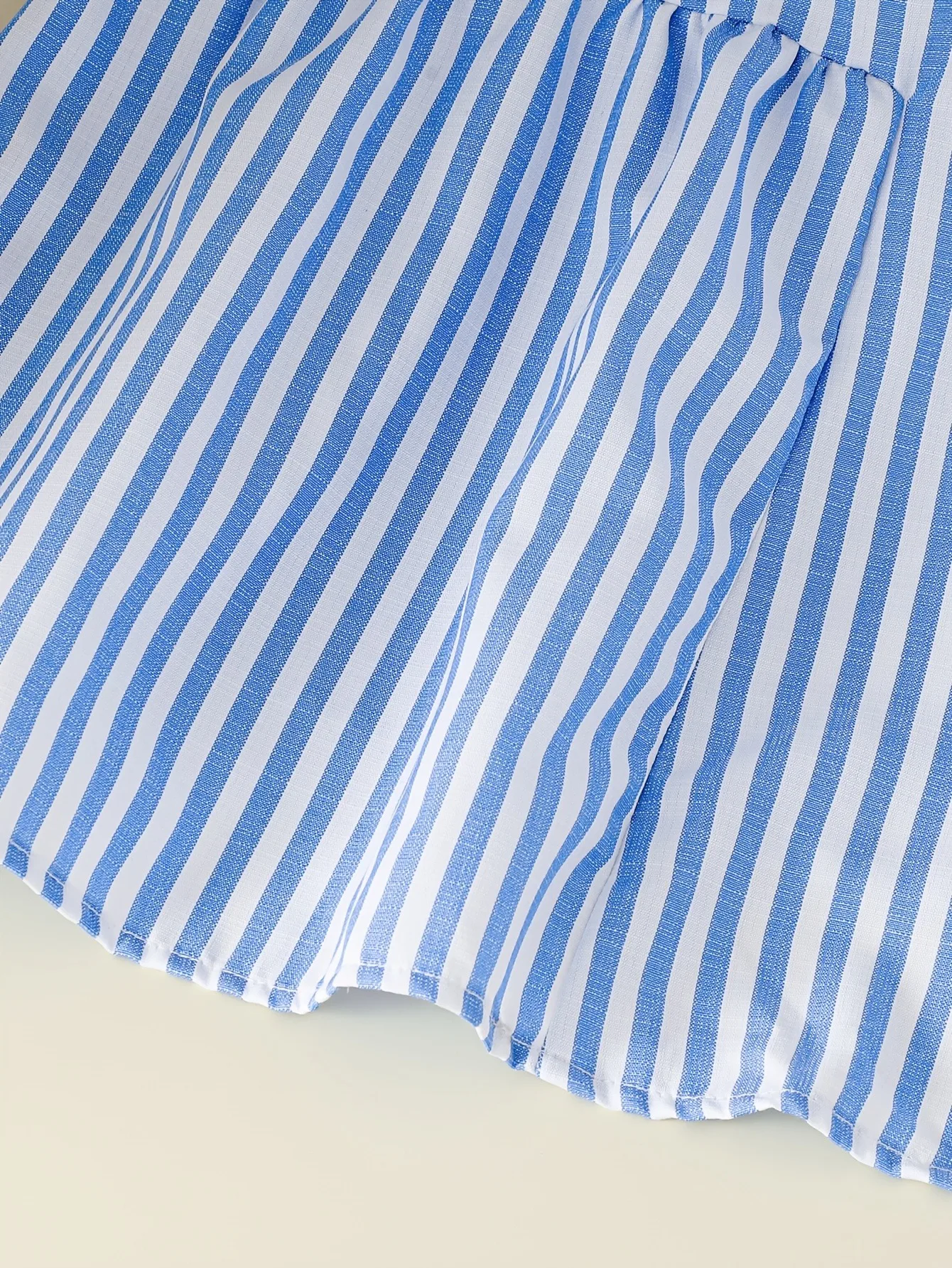 Sommerkleid für Kinder, Mädchen, blau-weiß, mit vertikalen Streifen, Rundhalsausschnitt, ärmellos, lockerer A-Linien-Schnitt, Rüschensaum, Reißverschluss hinten – Detail 5