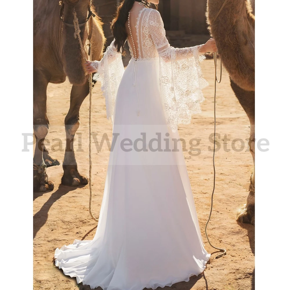 Vestido de novia bohemio de encaje y gasa con cuello en V, mangas largas acampanadas, ilusión trasera con botones, línea A, largo hasta el suelo