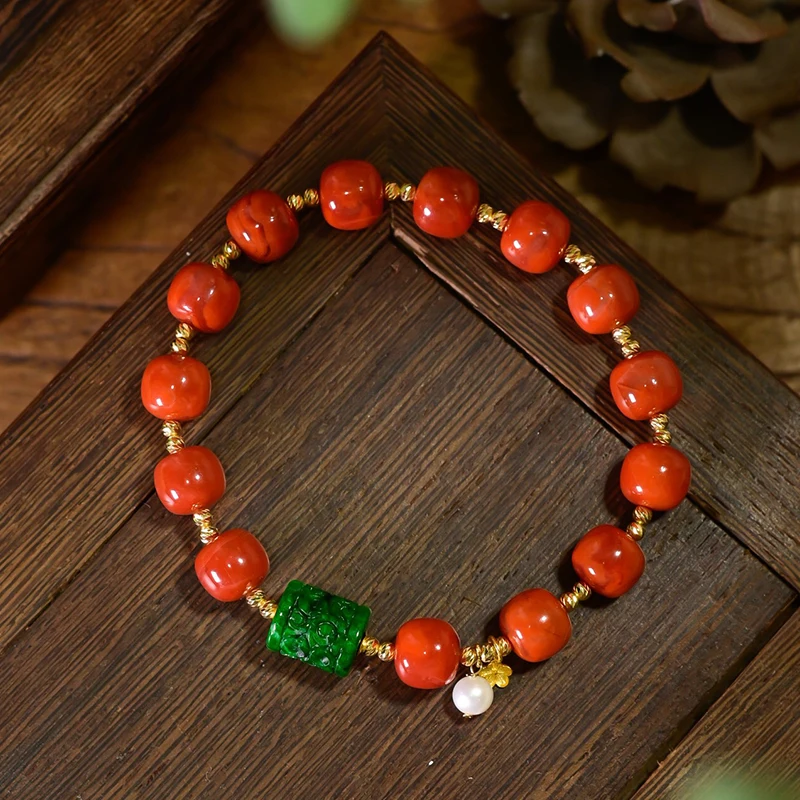 

Старокруглый браслет из красного агата, золото 18 карат с жестоко-зеленым резным жадеитом класса А