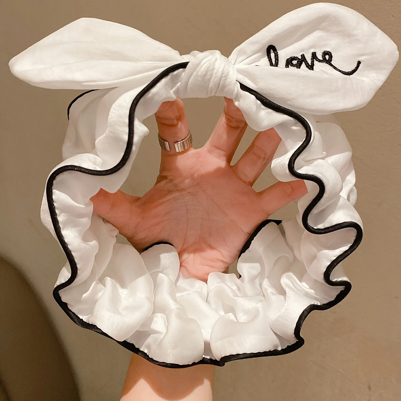 

Women Embroidered Bow Headband Soft Elastic Hairband for SPA Makeup Face Washing Skincare Hair Accessory