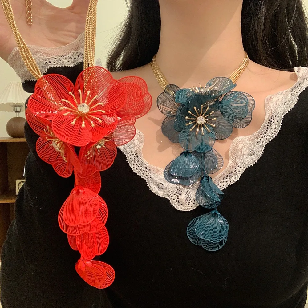 

Alloy Exaggerated Flower Necklace Luxury Rhinestone Cutout Flower Neck Pendant Shiny Fresh Floral Tassel Necklace Birthday