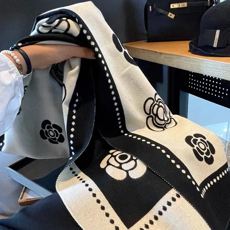 

2025 Autumn Black & White Reversible Scarf - Imitation Cashmere Thickened Wrap, 3-in-1 Luxury Warm Scarf for Women, Versatile