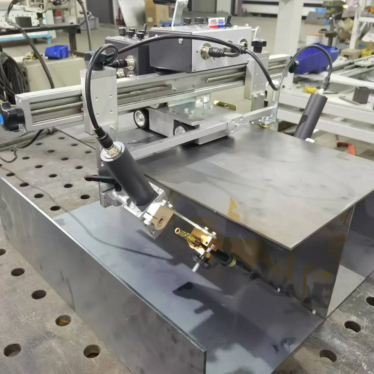 

Box-Beam Swing Double-Gun Automatic Welding Equipment Permanent Magnets Four-Rubber Wheels Drive Mig Welding Machine KA-HE9/2