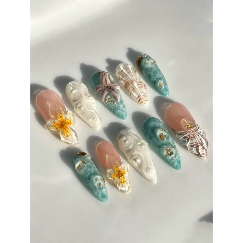 10 قطع من مجموعة الأظافر المصنوعة يدويًا على شكل اللوز مصنوعة يدويًا ثلاثية الأبعاد لتزيين الأزهار في الصيف المحيطي، تتميز بنجوم البحر واللؤلؤ والصدف،