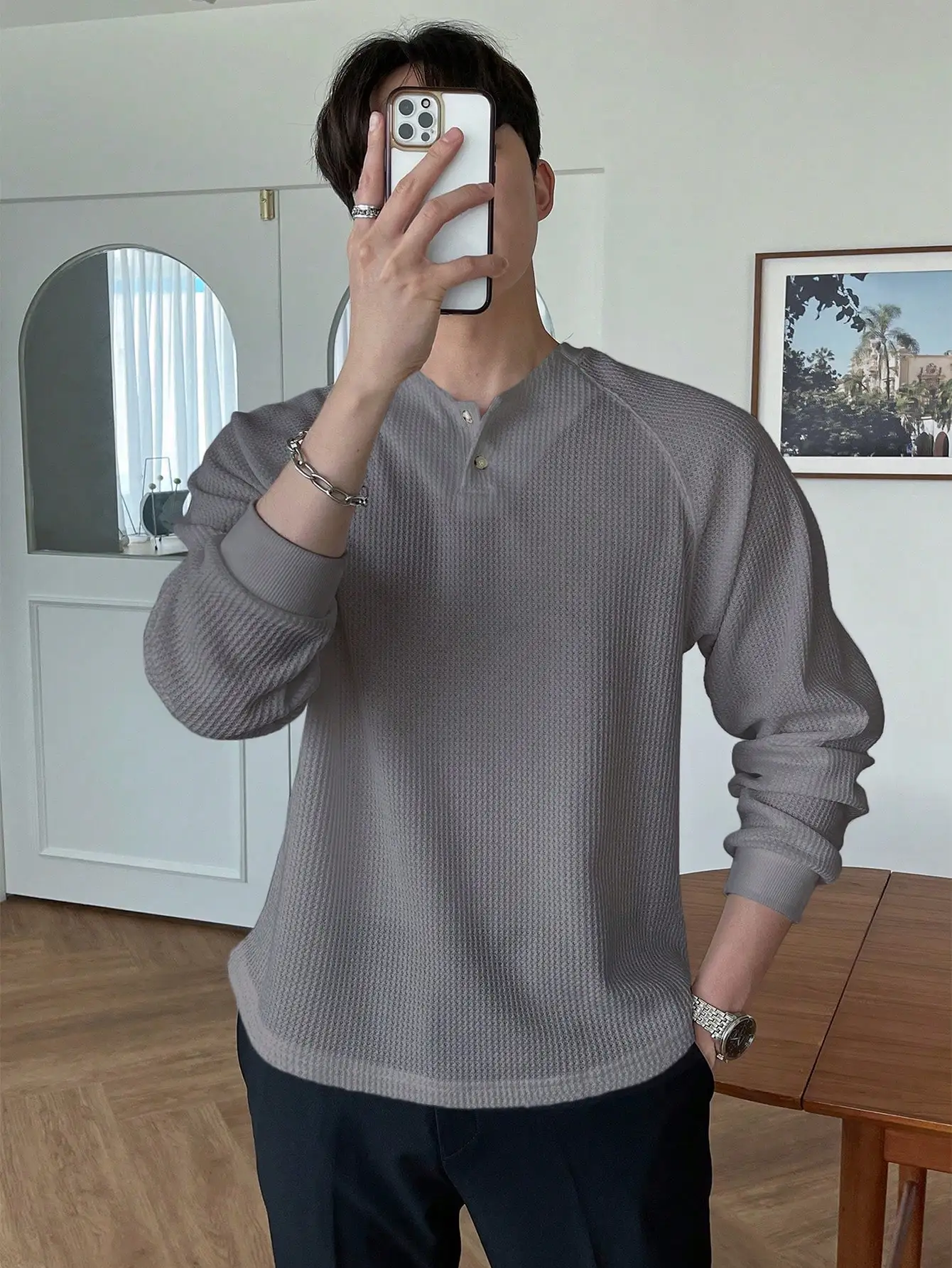 

Мужской лонгслив с частичной застежкой на пуговицах, рукавами реглан и вафельной вязкой