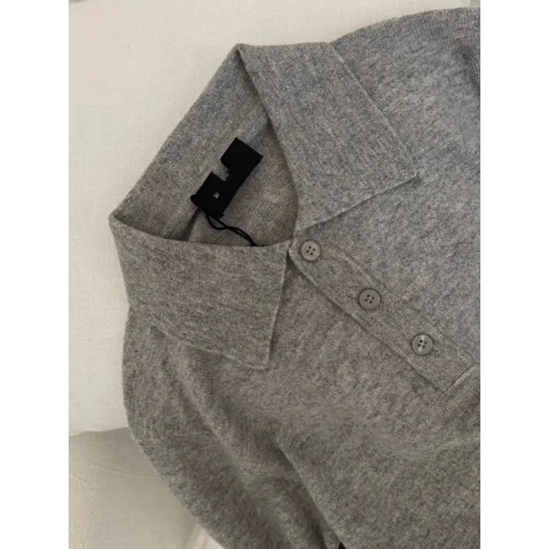 

Простой и свободный короткий топ для поездок на работу, серый вязаный свитер с воротником-поло и длинными рукавами для женщин ранней осени 2025 г.