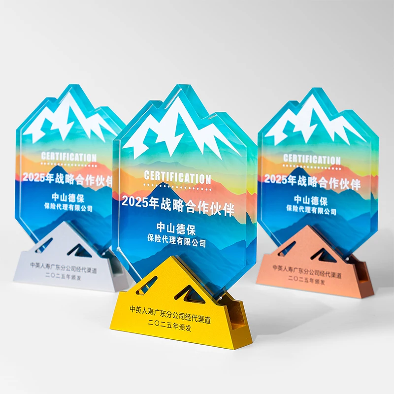 

Стеклянный наградной кубок с металлическим основанием для награждения лучших сотрудников, деловые подарки, возможность индивидуализации с бесплатной надписью и логотипом