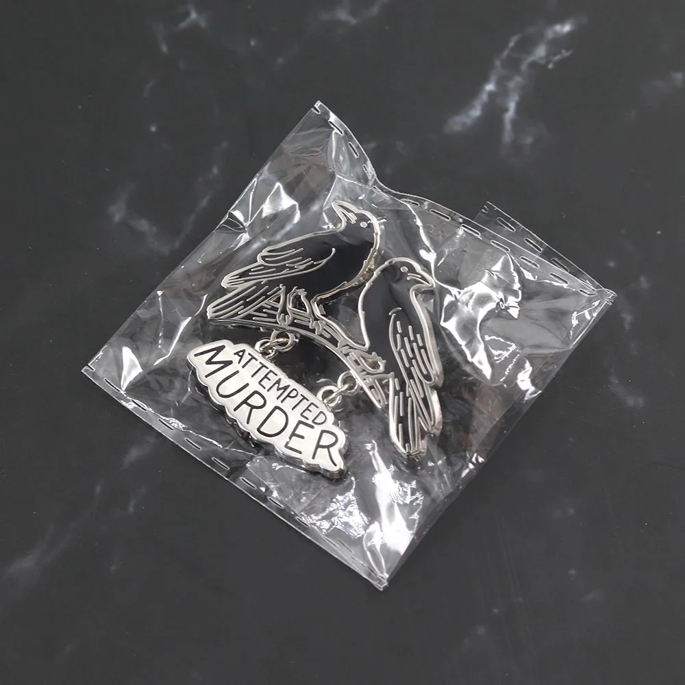 Lustiger Mordversuch Emaille-Pin Zwei Krähen auf einem Ast Brosche Dunkler Humor Krähen-Abzeichen Metall-Anstecknadel Schmuck Geschenk für Freunde B – Detail 9