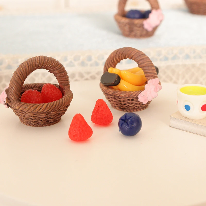 Cesta de frutas en miniatura para casa de muñecas, 1 Juego, 1:12, simulación de fresa, arándano, plátano, modelo de escena de cocina, juguete de cesta de Bambú