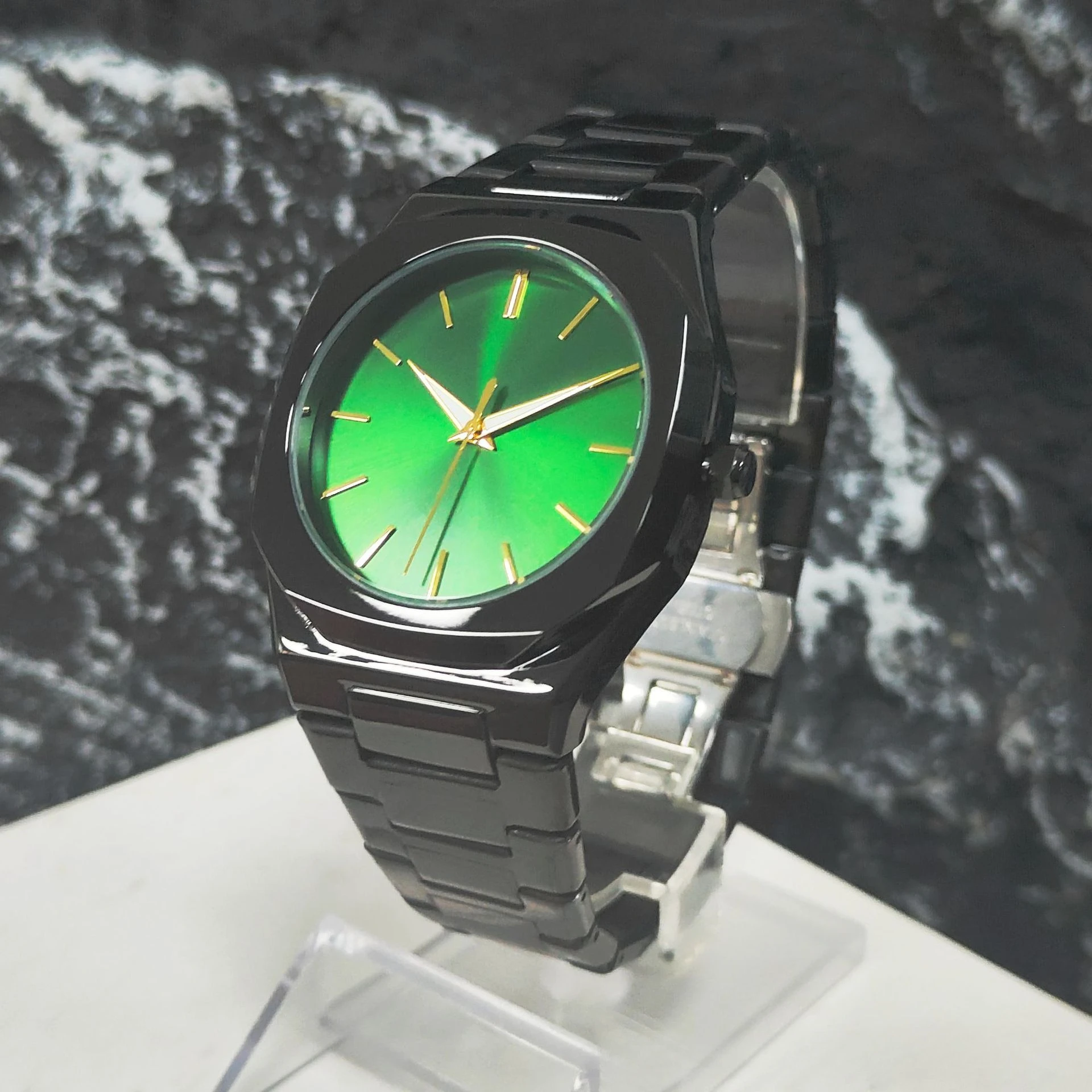 Solid Color Simple Design Unique Quartz Watch Men Dpecial Black Green High Quality Creative Personalize Classic Steel Men Clock