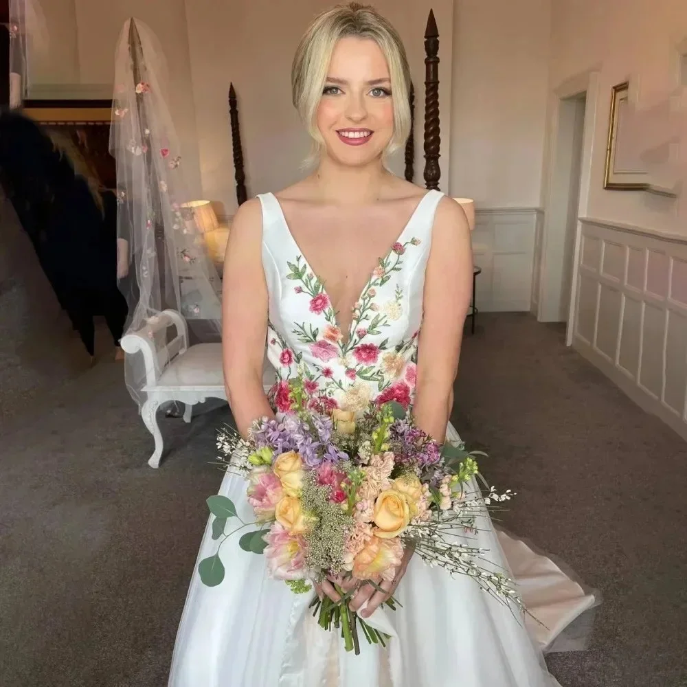 Tokyo Customized White V-Neckline Wedding Dress Sleeveless Backless Elegant Bridal Gown 2025 Court Train A-Line Wedding Gown