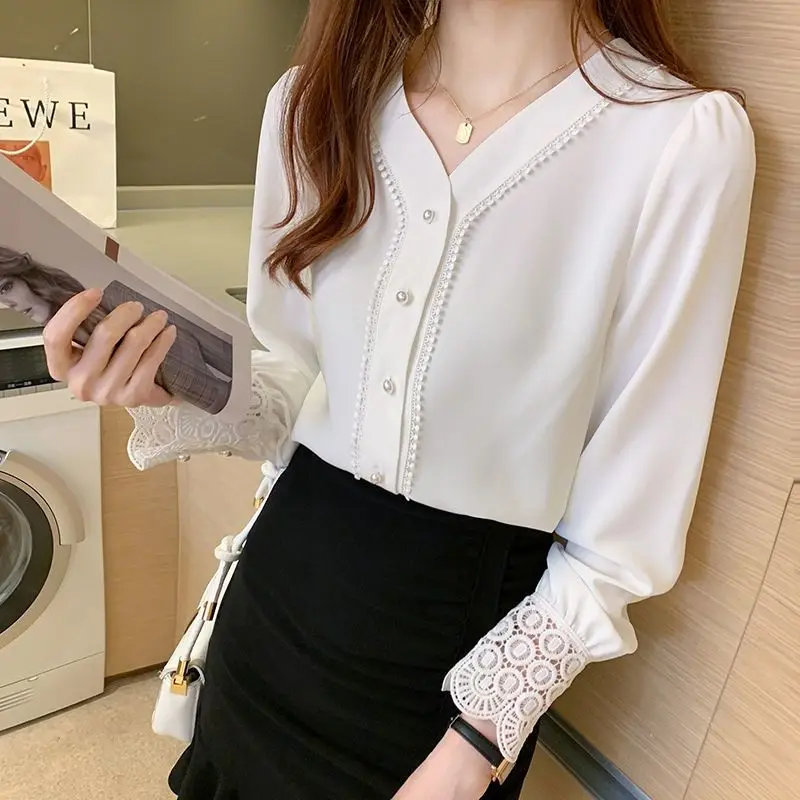 Frauen Spitze Patchwork Perlen schicke elegante Hemden Frühling Herbst Mode Büro Dame weiß lässig Blusen V-Ausschnitt Langarm Tops