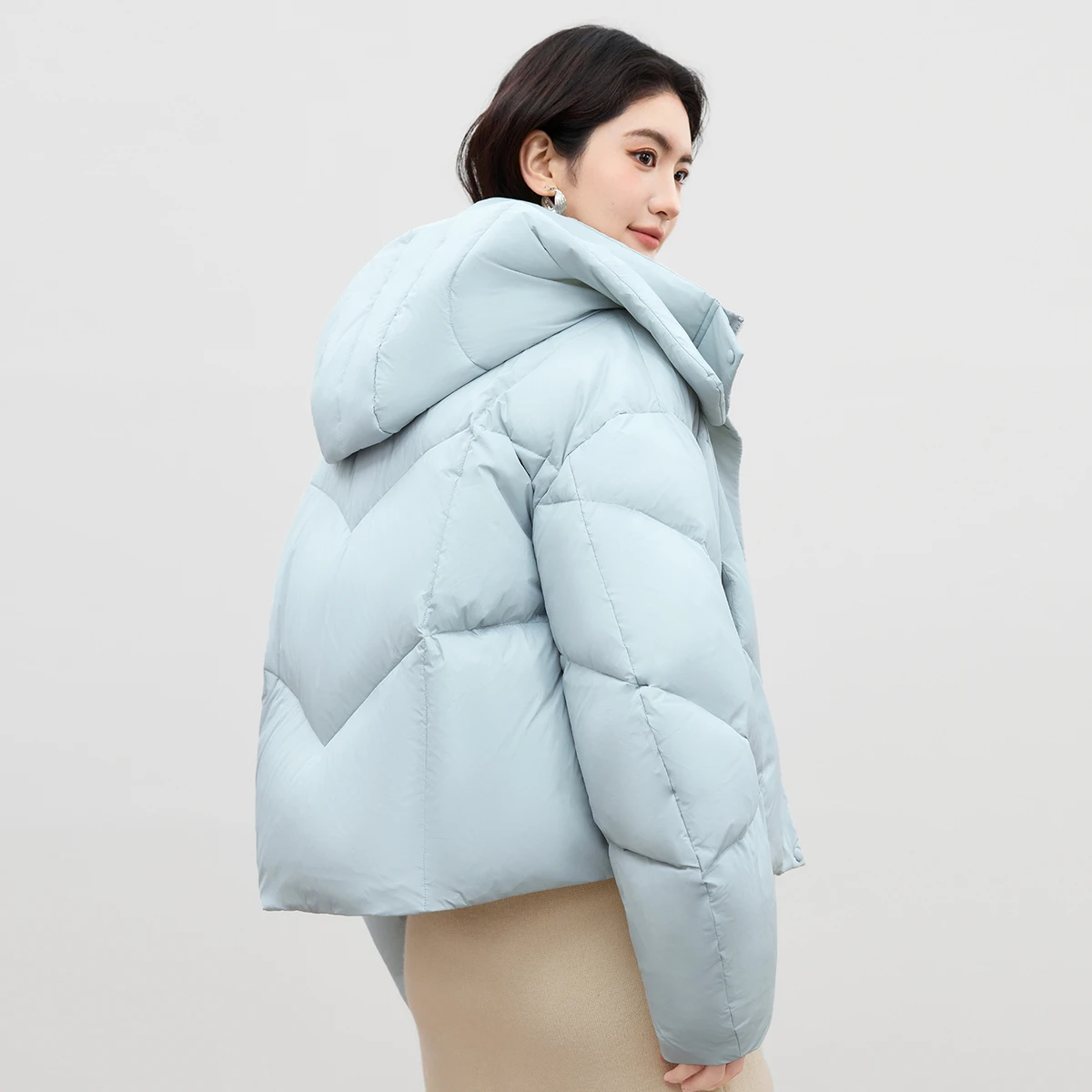 เสื้อโค้ทขนเป็ดผู้หญิง SENTUBILA คอตั้ง อุ่นสบาย มีฮู้ด สีพื้น แจ็คเก็ตขนเป็ดทรงหลวม สไตล์เรียบง่าย สำหรับฤดูหนาว ปี 2025 รุ่น W54YG2032