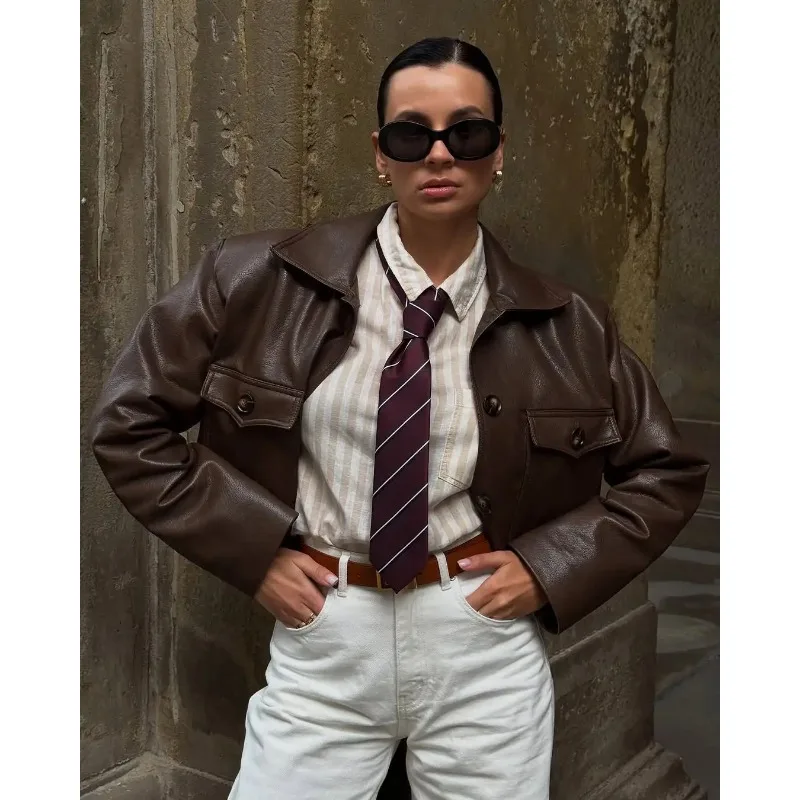 Jaquetas Femininas Highstreet Primavera 2026: Jaqueta de Couro Vintage Brilhante Solta com Lapela Retrô, Manga Comprida e Abotoamento Simples - Casaco Curto