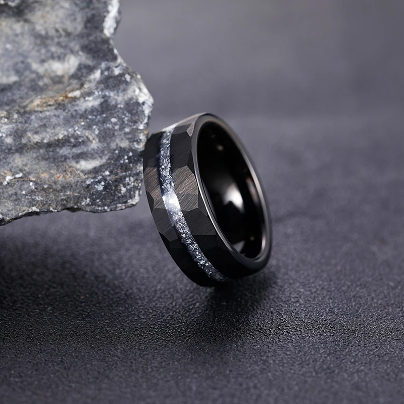 Tigrade 8mm Mens Black Tungsten Carbide Ring Aluminum Slag Inlay Hammer Pattern Groove Hammered Wedding Band Men Rings Comfort