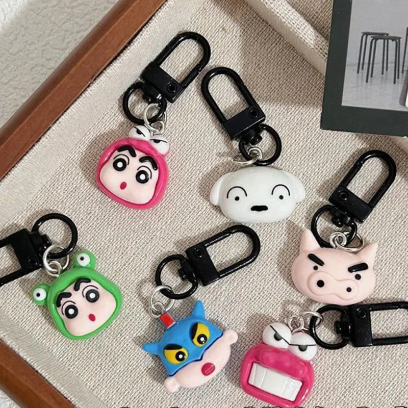 Llavero de Shin Chan, un personaje adorable y creativo de dibujos animados. Llavero de Shiro, ideal para decorar la cremallera de mochilas escolares. Un regalo original para amigos, perfecto para fiestas y como juguete.