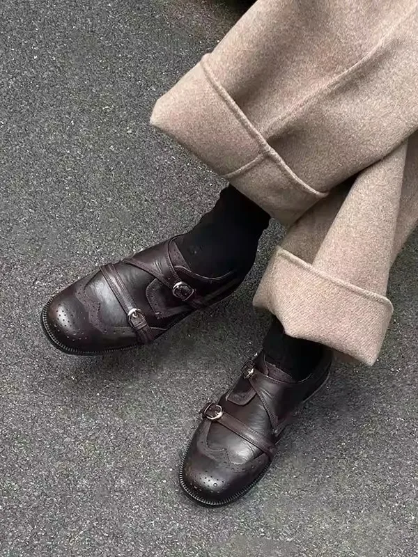 

Leather Shoes Commuter Style Carved Floral Men Women Business British Style Three Buckle Slip-On Casual Leather Shoes
