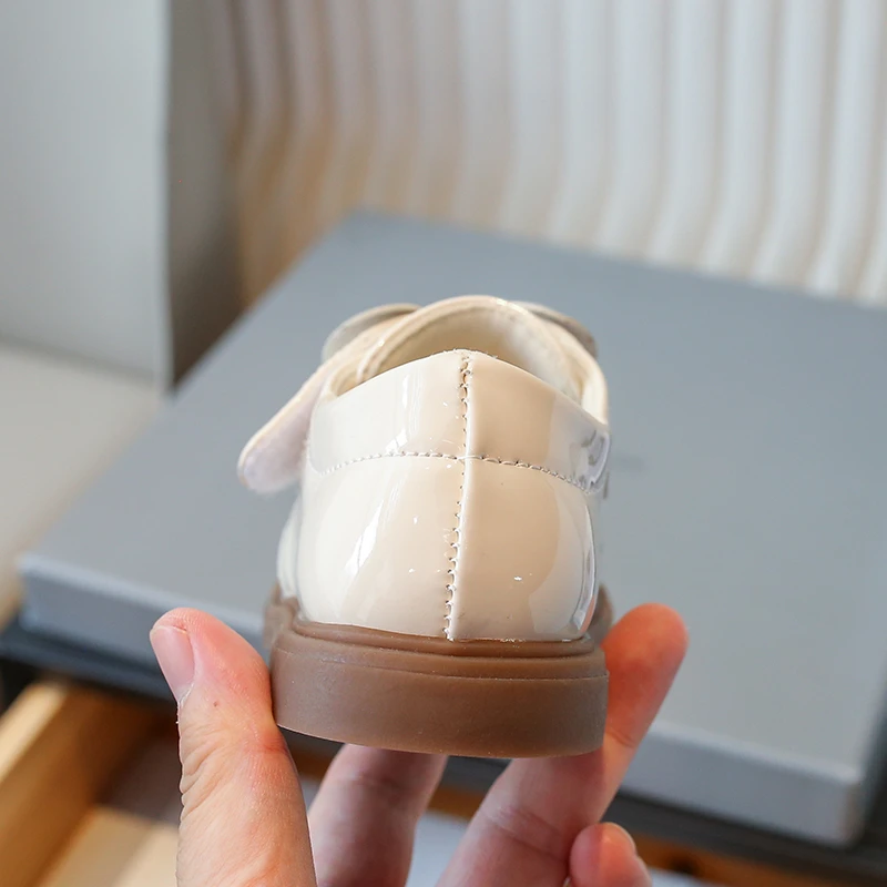 Niedliche Mary-Jane-Schuhe mit Herzapplikation und Plateausohle für kleine Mädchen, Freizeitschuhe aus Lackleder mit Schleife und Klettverschluss, dicke Sohle – Detail 7