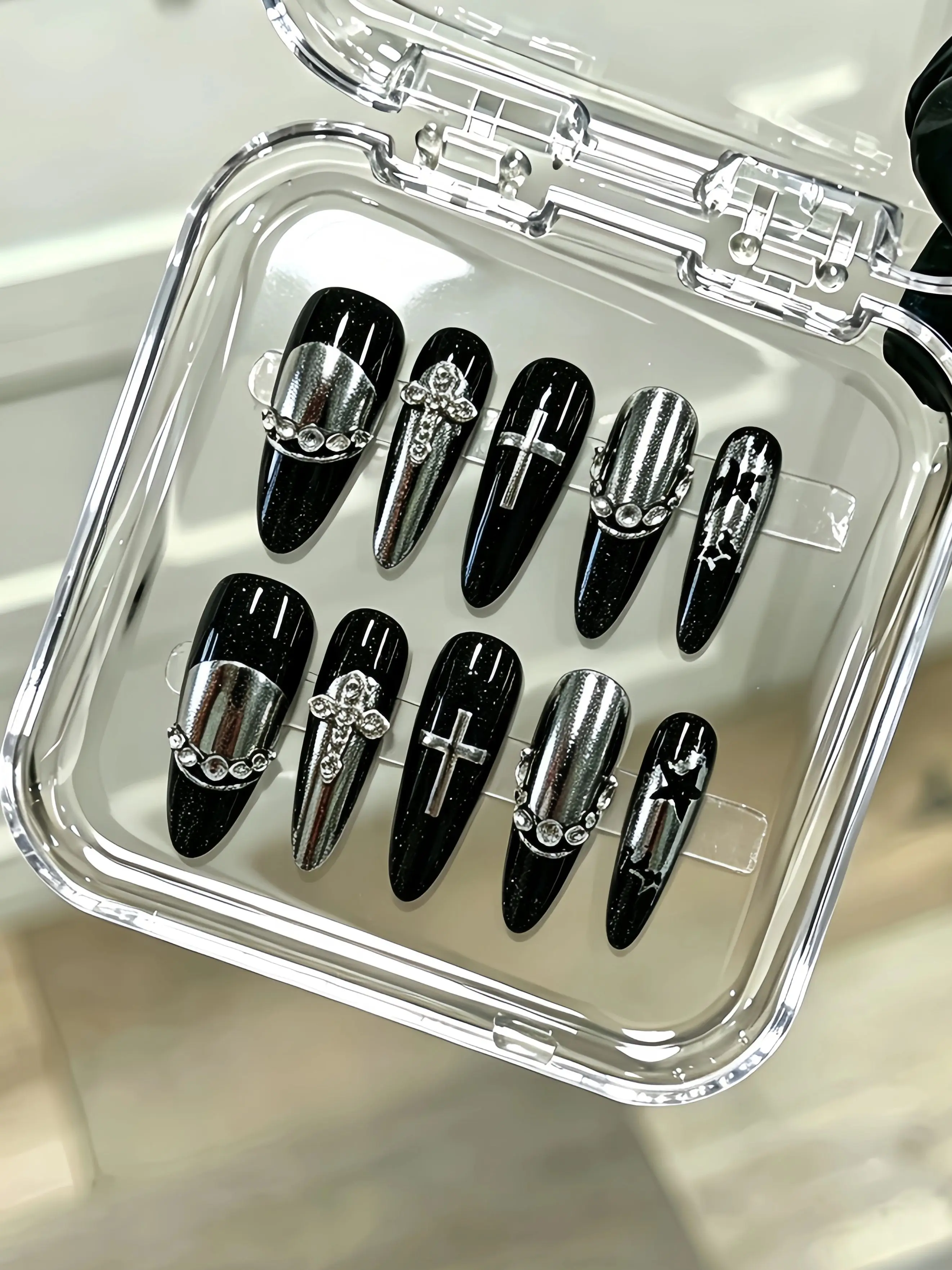 10 lange, tropfenförmige Nagelstücke, schwarze und silberne Kreuzspiegel-Nägel, Y2K Punk Coole Nagelaufkleber, dunkle Subkultur-Atmosphäre, wiederverwendbare künstliche Nägel im Halloween-Stil
