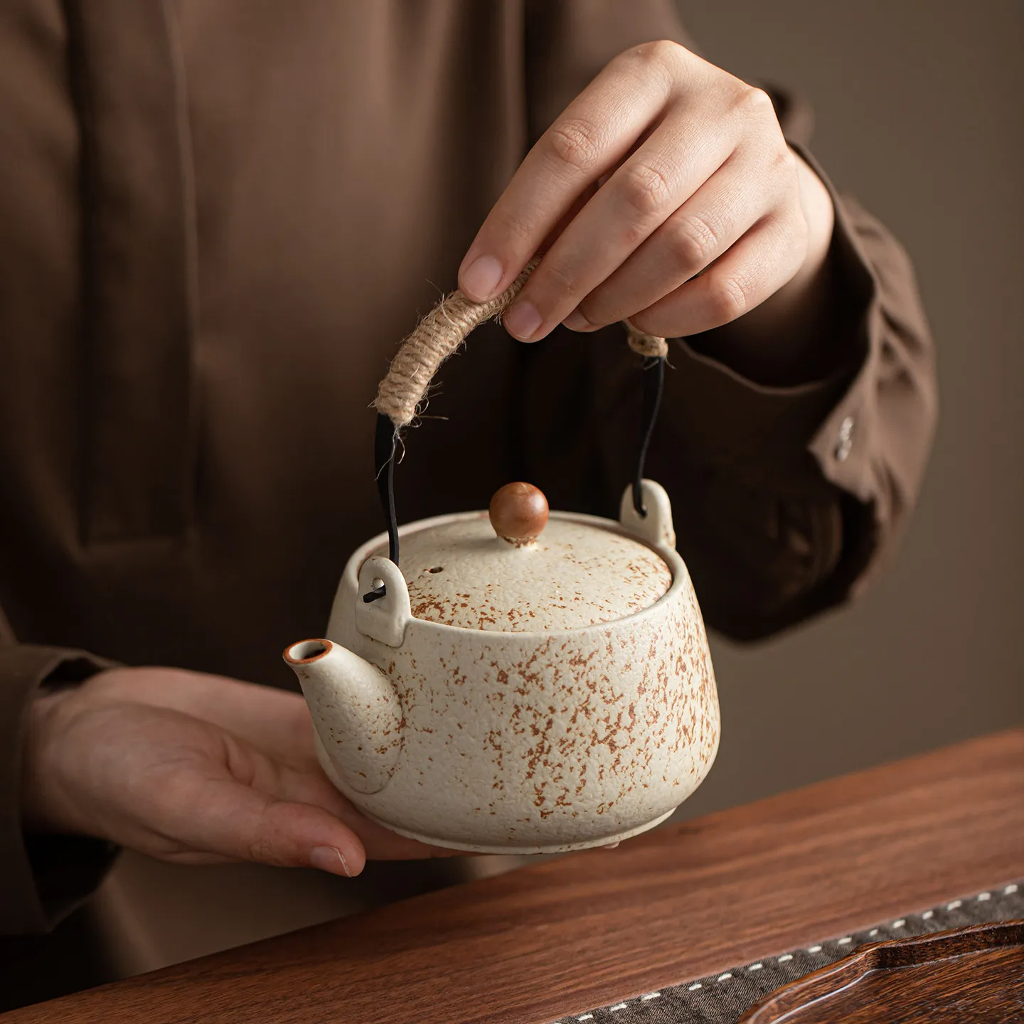 Vintage Speckled Ceramic Teapot With Wrapped Rope Handle Wooden Knob Lid Retro Japanese‑Style Tea Kettle For Home Decoration