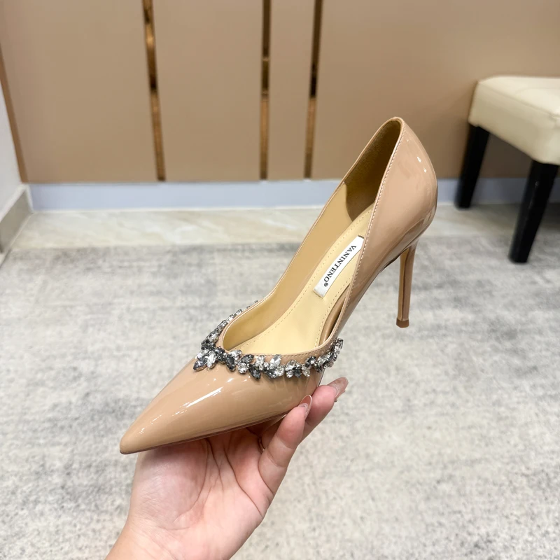 zapatos-de-tacon-alto-de-charol-color-nude-con-punta-afilada-estilo-princesa-y-hebilla-de-cadena-con-diamantes-de-imitacion-p