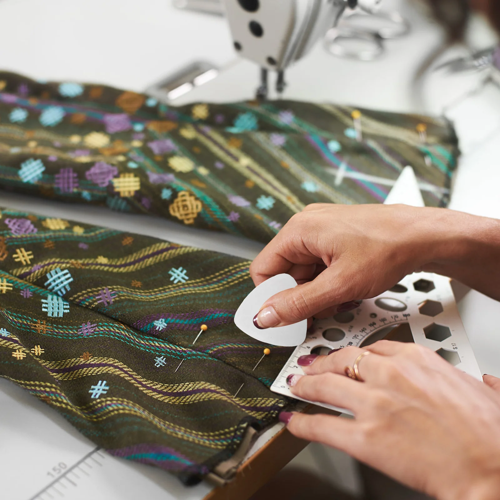 

1Set Triangle Sewing Chalk Tailors Fabric Marker Chalk Storage Box Garment Drawing Marker Clothing Marking Tool Sewing Supplies