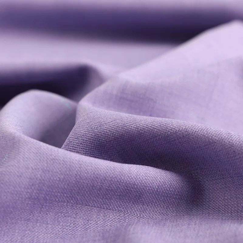 Nieuwe stof met verborgen strepen en gouddraden voor vrijetijdskleding, broeken, rokken